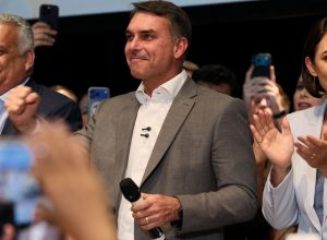 flavio-bolsonaro-recebe-apoio-de-partidos-e-fala-em-mudar-constituicao