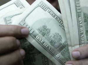 dolar-cai-a-r$-4,98-e-acumula-perda-de-4,44%-na-semana
